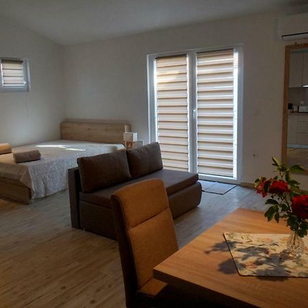 יזרה Apartments Sanja מראה חיצוני תמונה