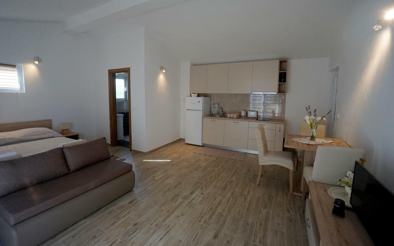יזרה Apartments Sanja מראה חיצוני תמונה