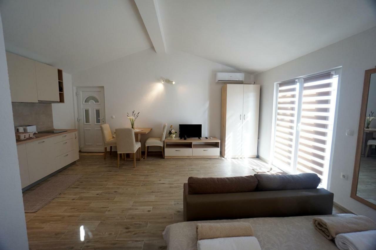 יזרה Apartments Sanja מראה חיצוני תמונה